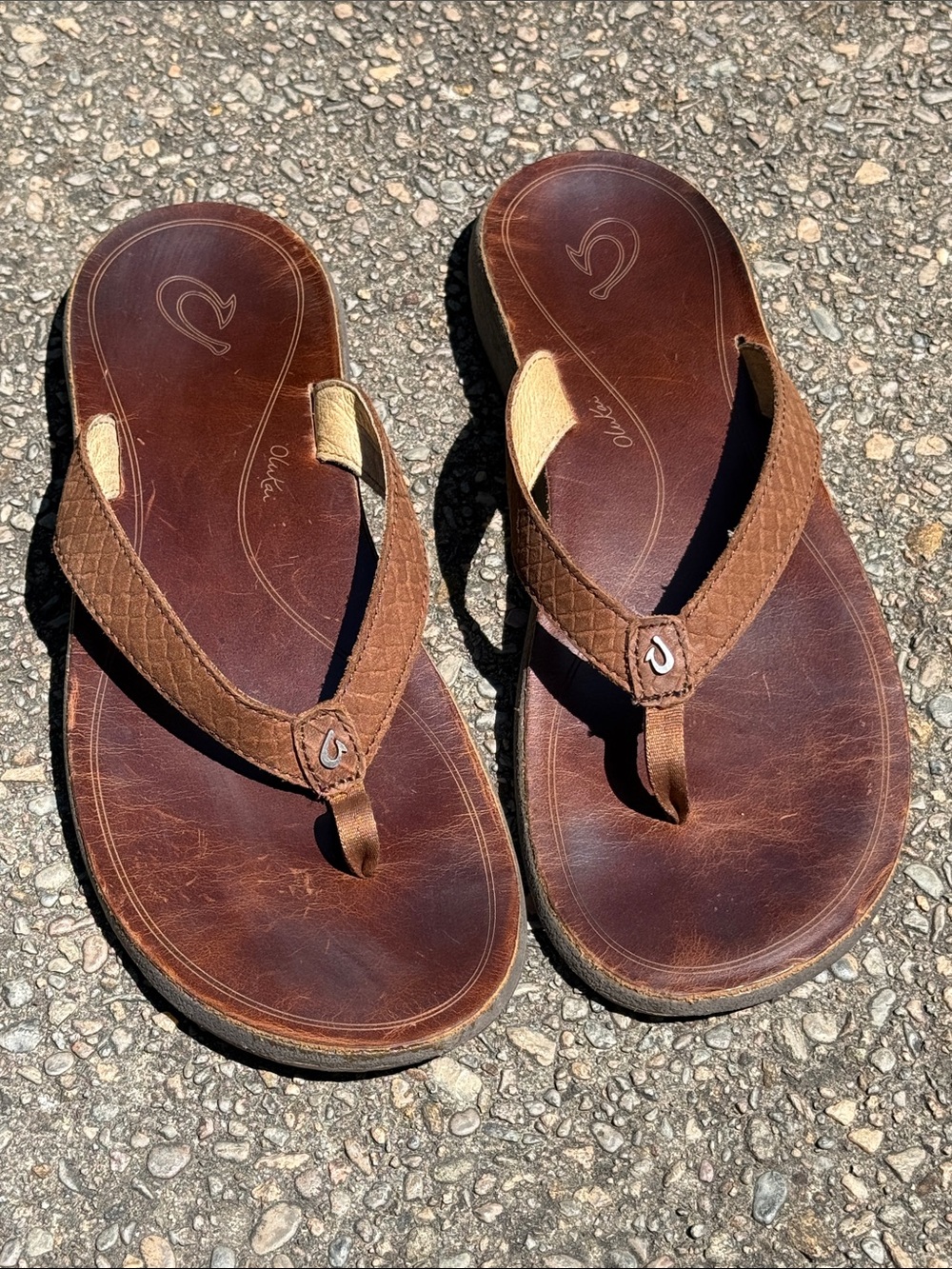OluKai PUA Brown Leather Thong Sandals